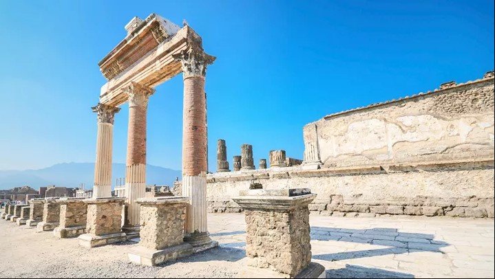 第 12 天  在前往索伦托的途中探索庞贝古城遗址  阿西西  庞贝古城  索伦托