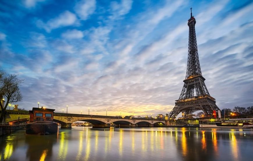 与主持人一起免排队进入埃菲尔铁塔二层