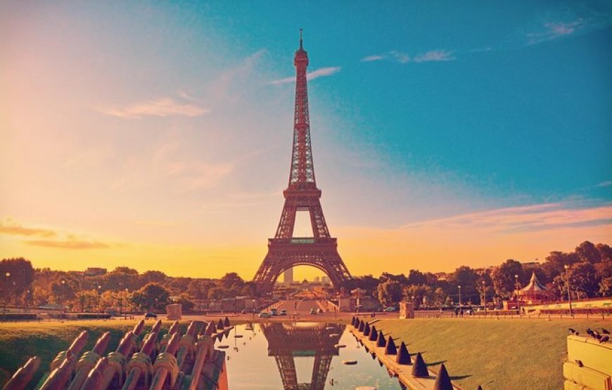 与主持人一起免排队进入埃菲尔铁塔二层